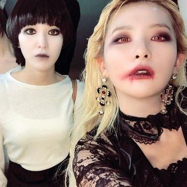 Red Velvet’s Wendy and Seulgi dressing up as Toshio Saeki from the Grudge and an undying Gothic vampire for Halloween